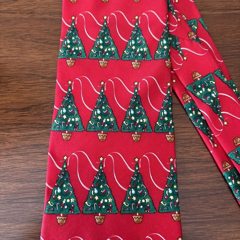 Vtg Hallmark Holiday Traditions Mens Christmas Tree Design Tie Necktie 100% Silk